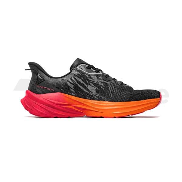 Sepatu lari Ortuseight Hyperfuse berwarna hitam dengan sol tebal gradasi merah ke oranye, tampak dari sisi samping kiri.