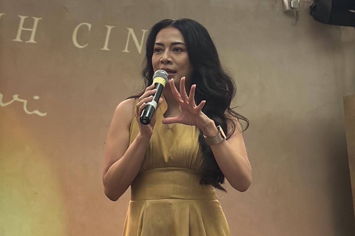 Dee Lestari dalam momen listening party album (Jangan) Jatuh Cinta pada Rabu (3/6/2026)