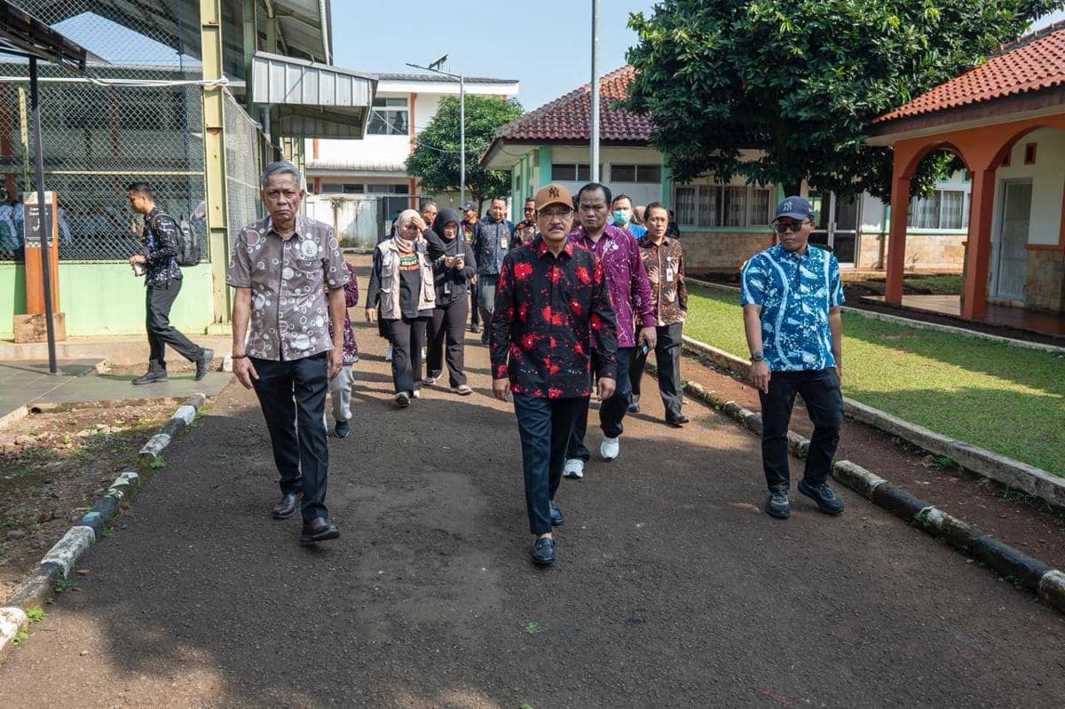 Menteri Sosial Saifullah Yusuf atau Gus Ipul bersama Wakil Menteri Sosial Agus Jabo Priyono mengunjungi Sekolah Rakyat Menengah Pertama (SRM