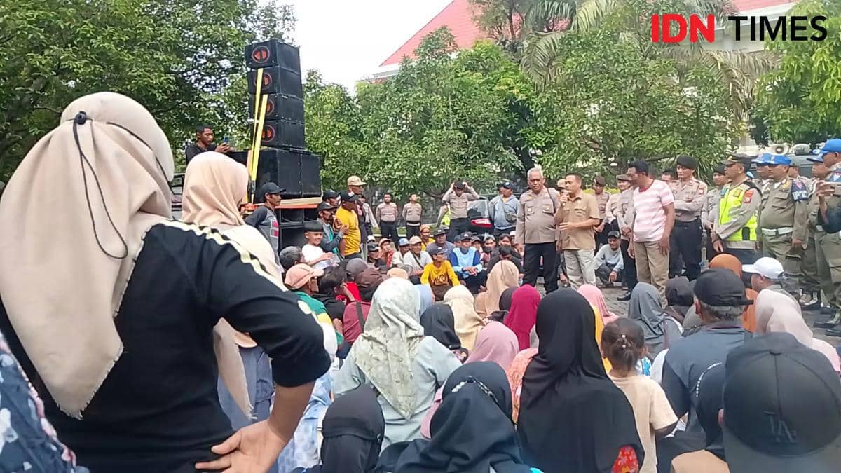 Demo Tambang, Warga Mengamuk di DPRD Magetan Ancam Bakar Ekskavator 