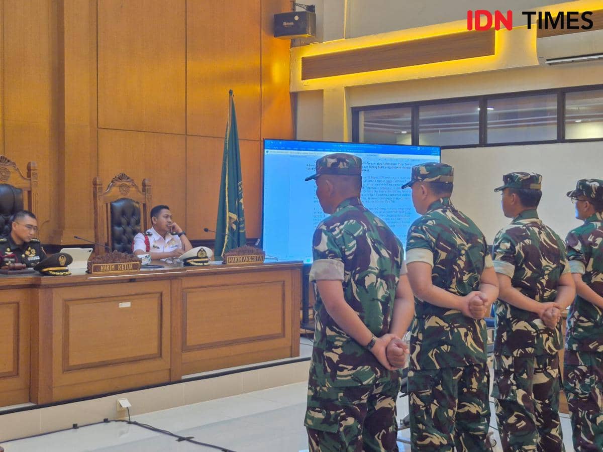 4 Anggota TNI Pelaku Teror Air Keras Dituntut 2 Tahun 6 Bulan