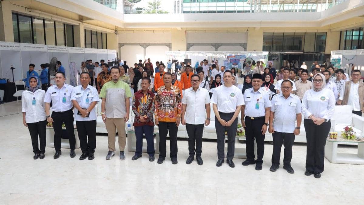 Sejumlah pejabat dan peserta berfoto bersama dalam acara Lomba Inovasi Teknologi bagi pelajar yang diselenggarakan Pemkot Tangsel di aula terbuka.