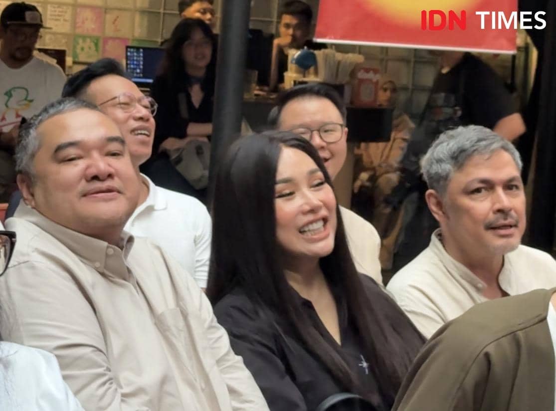 potret artis di listening party album baru Dee Lestari 
