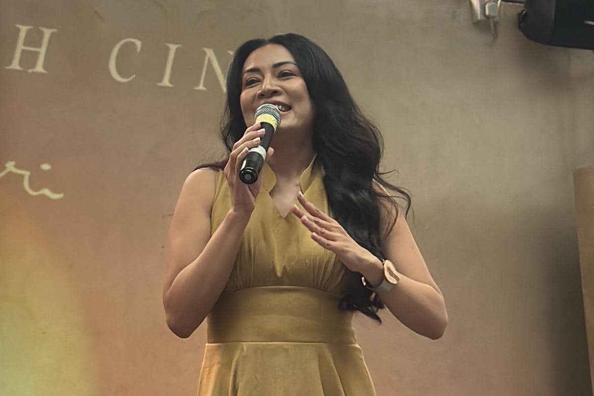 Dee Lestari dalam momen listening party album (Jangan) Jatuh Cinta pada Rabu (3/6/2026)