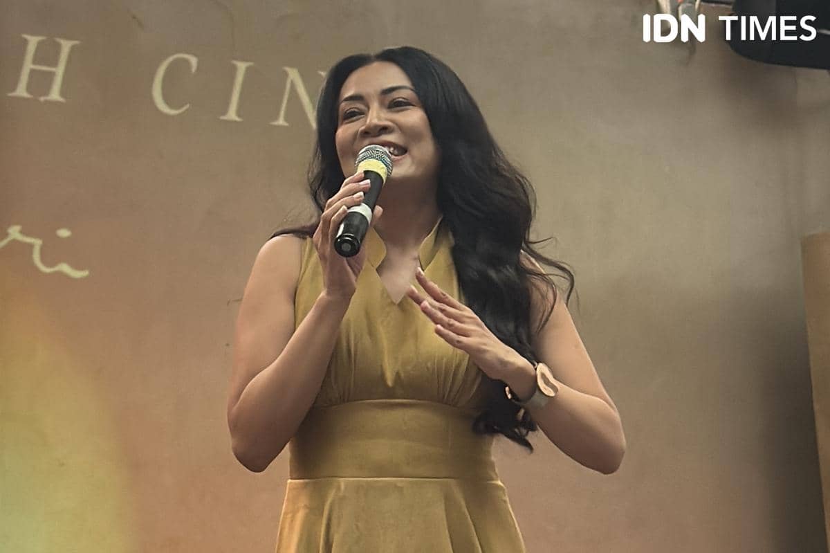 Dee Lestari dalam momen listening party album (Jangan) Jatuh Cinta pada Rabu (3/6/2026)