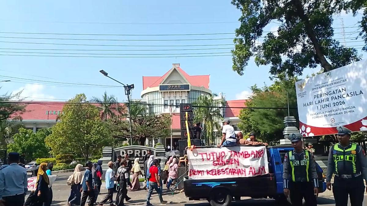 Tolak Tambang Galian C, Ratusan Warga Duduki Kantor DPRD Magetan