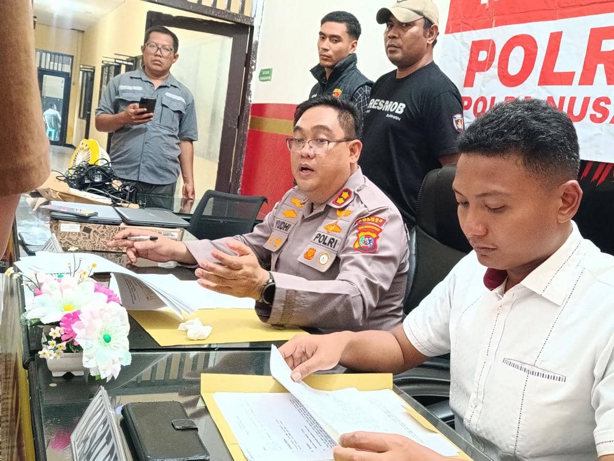 Petugas Polres Ende memberikan keterangan pers sambil menunjukkan berkas dan barang bukti kasus yang ditangani Tim URC di ruang kantor.