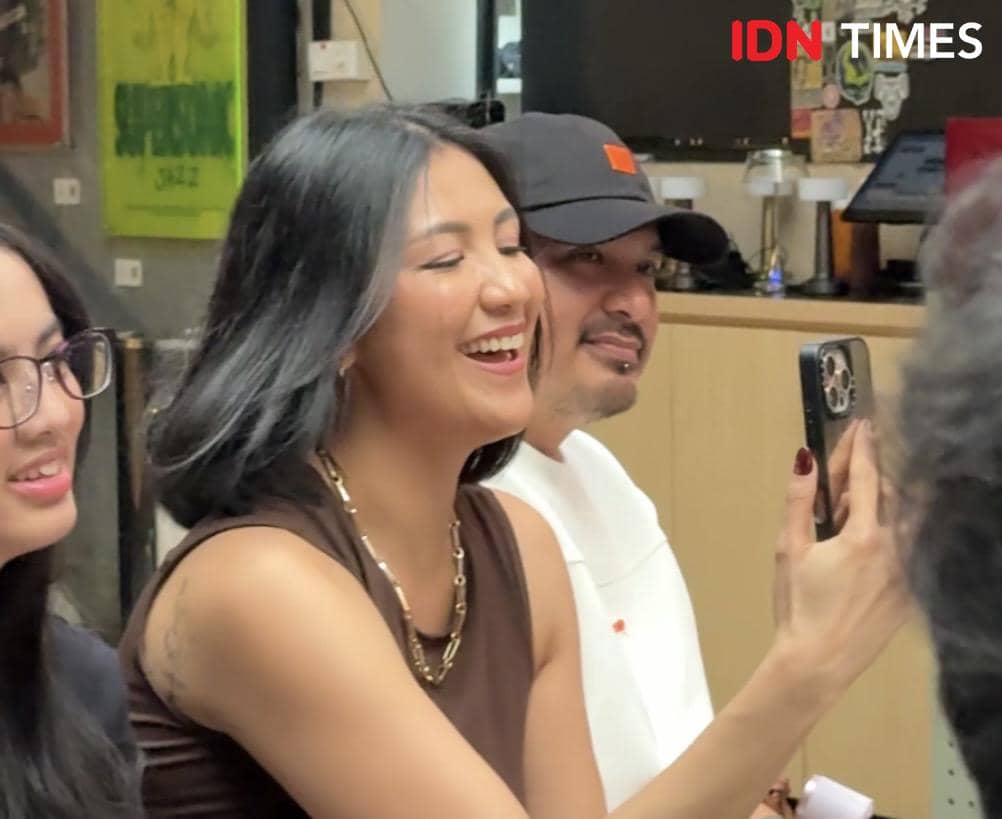 potret artis di listening party album baru Dee Lestari