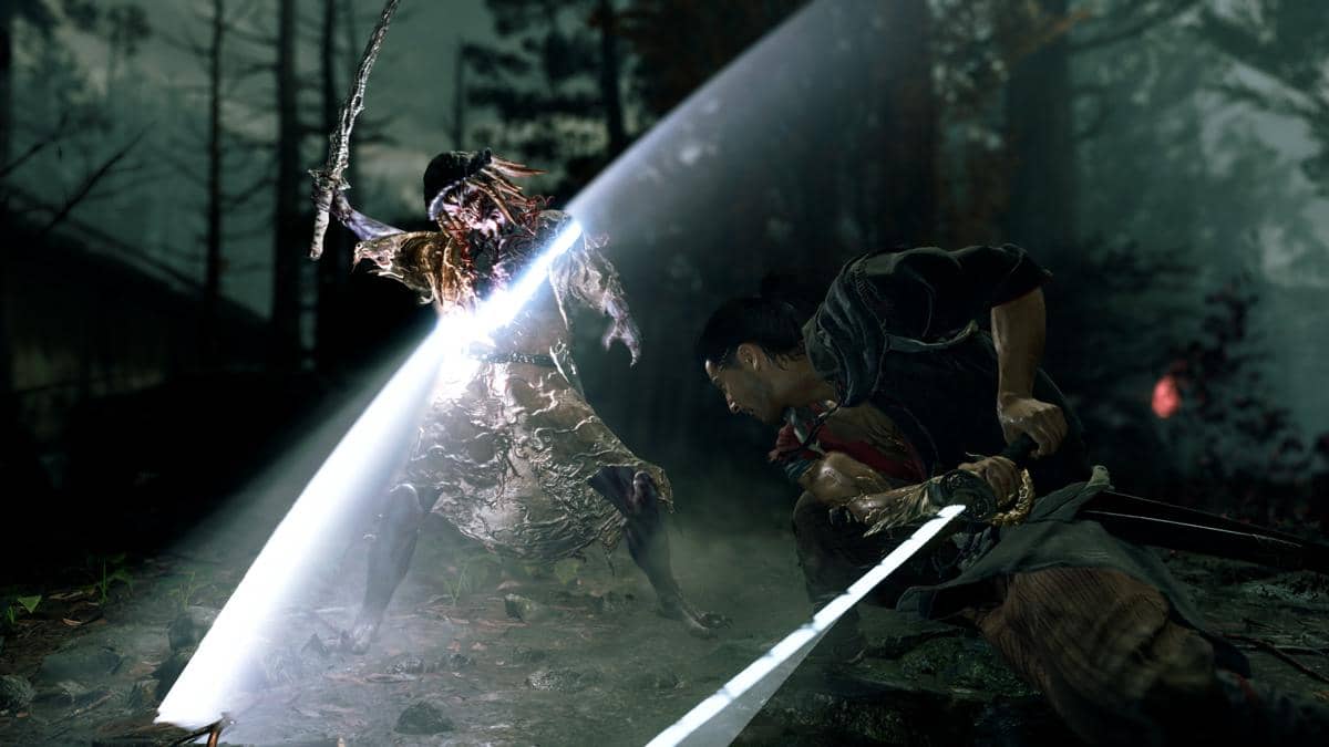 Pertarungan sengit antara seorang samurai dan makhluk menyeramkan di hutan gelap dengan pedang yang memancarkan cahaya terang.