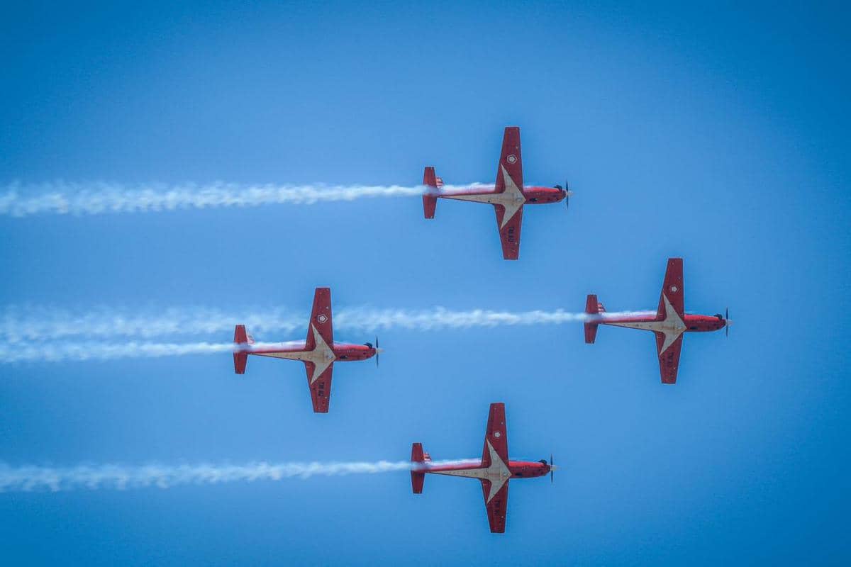 5 Foto Jupiter Aerobatic Team Pukau Warga di HUT ke-65 Militer Brunei