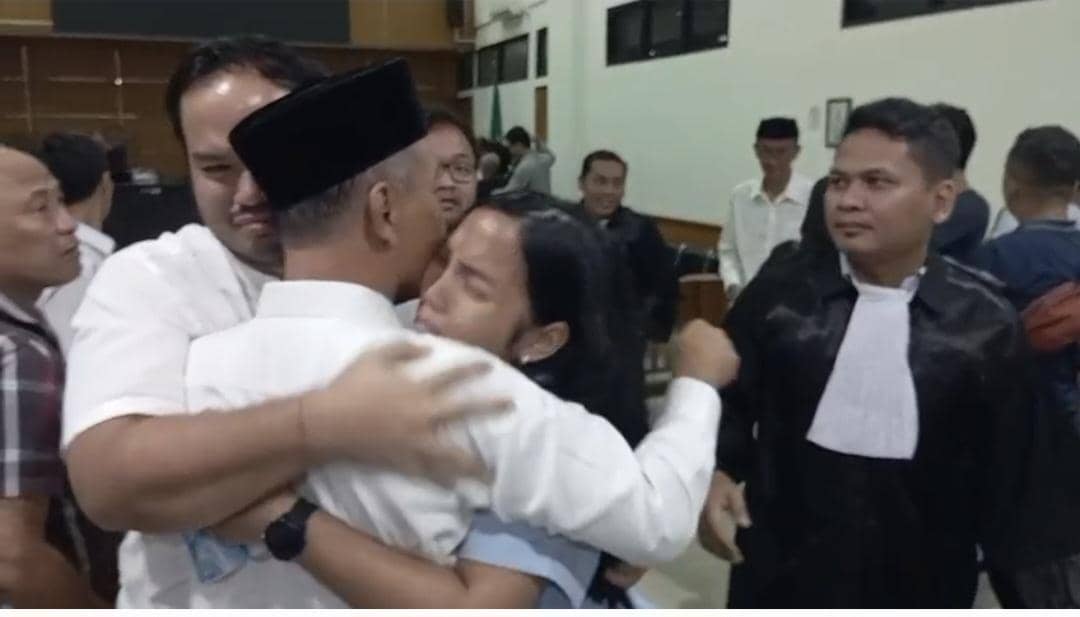 Keluarga terdakwa Anton menangis saat dengar putusan bebas (Dok. Khaerul Anwar)