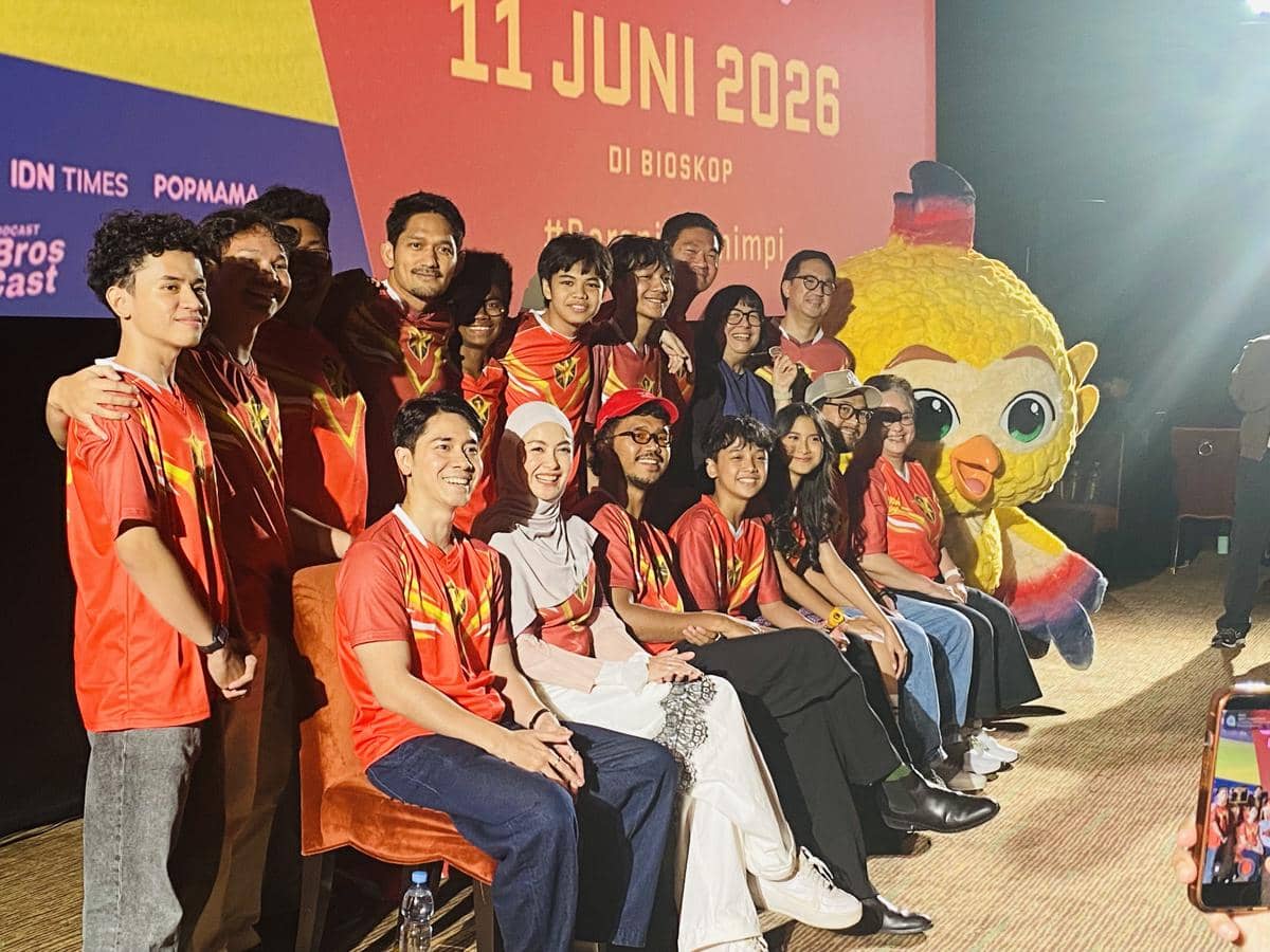 Para pemain dan kru film animasi Garuda di Dadaku berpose bersama di konferensi pers di XXI Epicentrum dengan latar tanggal rilis film.