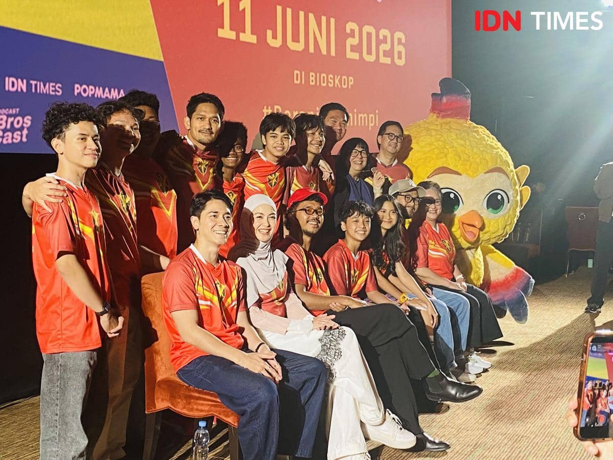 Para pemain dan kru film animasi Garuda di Dadaku berpose bersama di konferensi pers di XXI Epicentrum dengan latar tanggal rilis film.