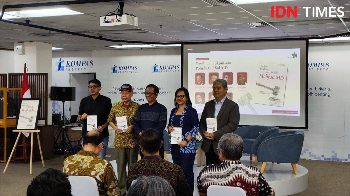 Mantan Menteri Koordinator Bidang Politik, Hukum, dan Keamanan, Mahfud MD menghadiri acara peluncuran buku yang berisi kumpulan tulisannya sejak tahun 2000-an awal (3/6/2026) (IDN Times/Yosafat Diva Bayu Wisesa) 
