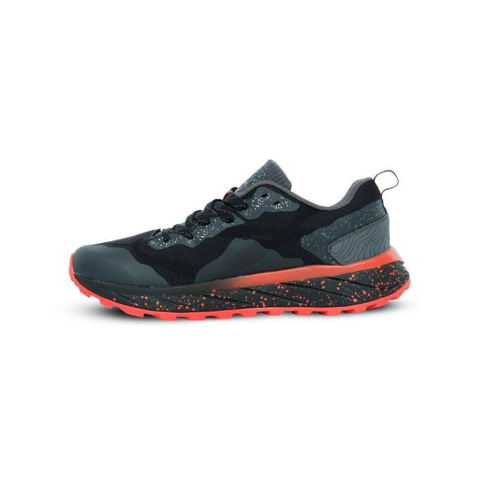 Sepatu Eiger Harrier berwarna hitam dan abu-abu dengan sol oranye bercorak, dirancang untuk aktivitas luar ruangan dan petualangan.