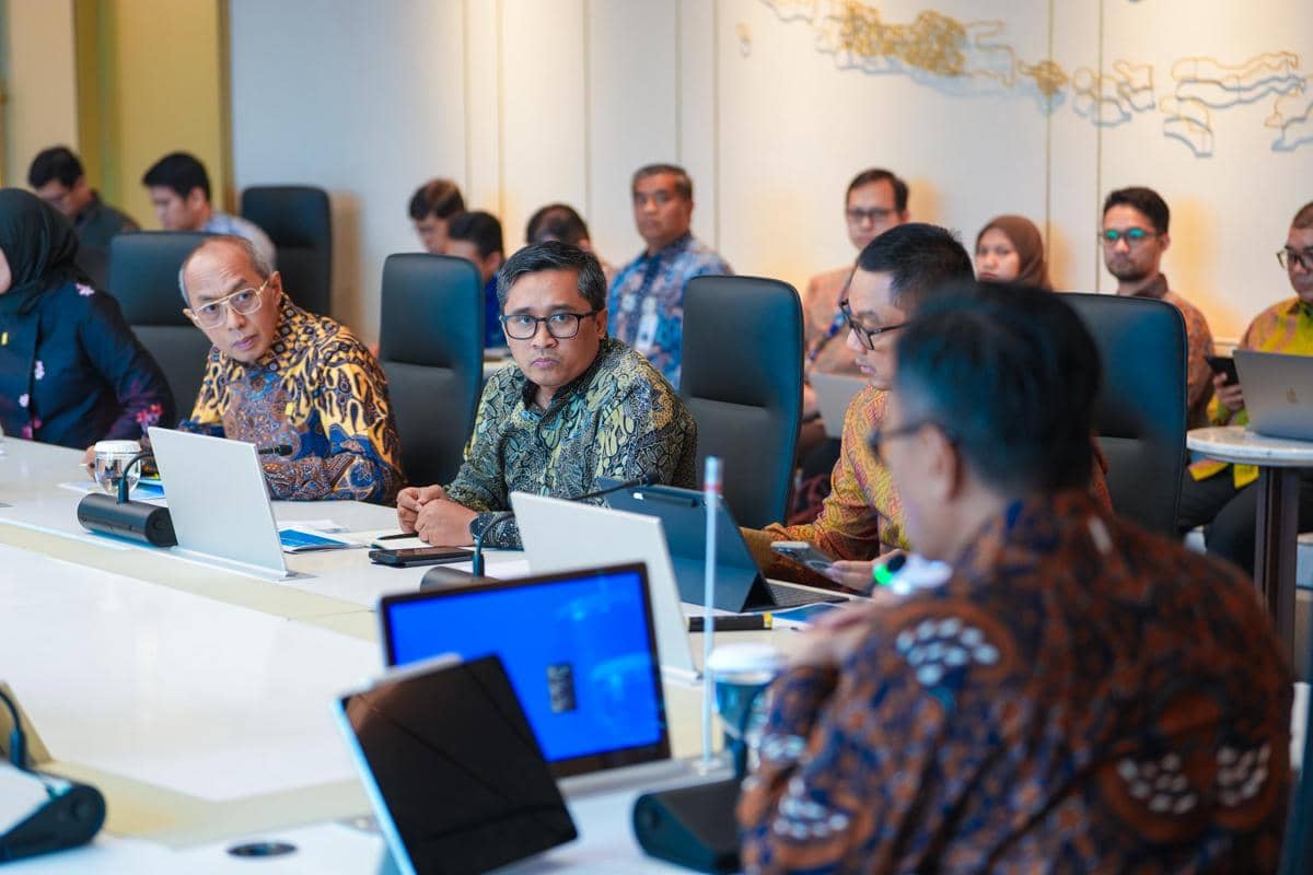 Rapat Kepala Badan Pengaturan Badan Usaha Milik Negara (BP BUMN) sekaligus Chief Operating Officer (COO) Danantara, Dony Oskaria dengan Dire