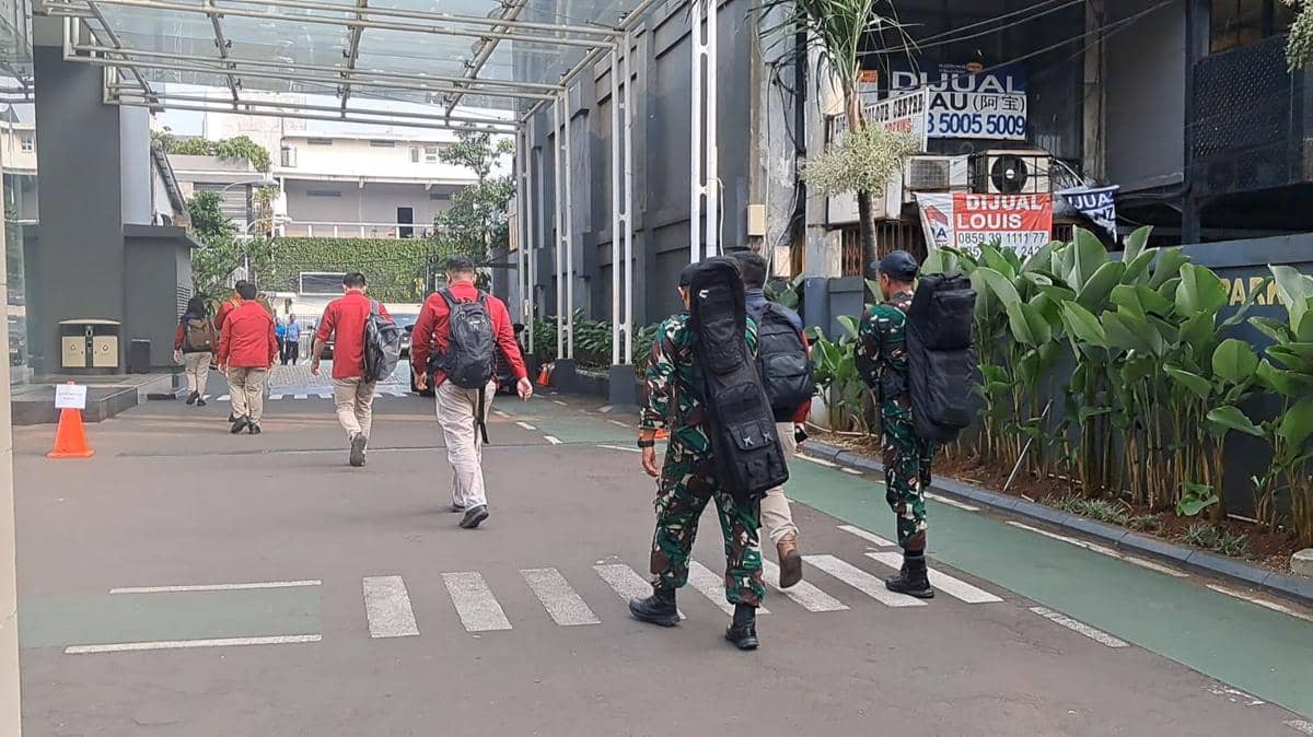 Dikawal TNI, Personel Kejagung Kembali Datangi Kantor BGN
