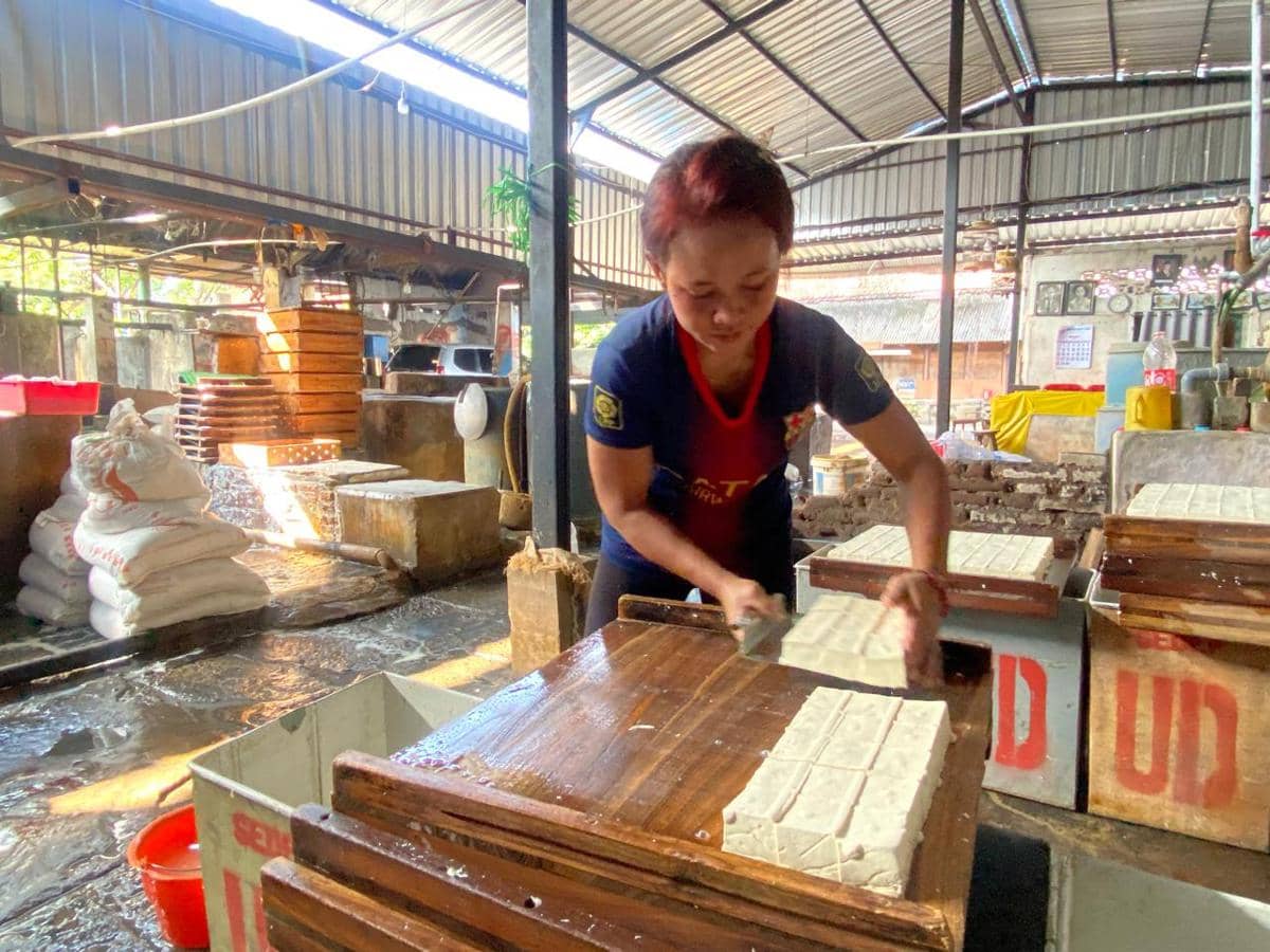 Cerita Sendu dari Dapur Pabrik Tahu