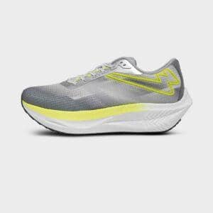 Sepatu lari Eagle Hybrid berwarna abu-abu dengan aksen kuning dan sol tebal putih, dirancang untuk kenyamanan dan performa tinggi.