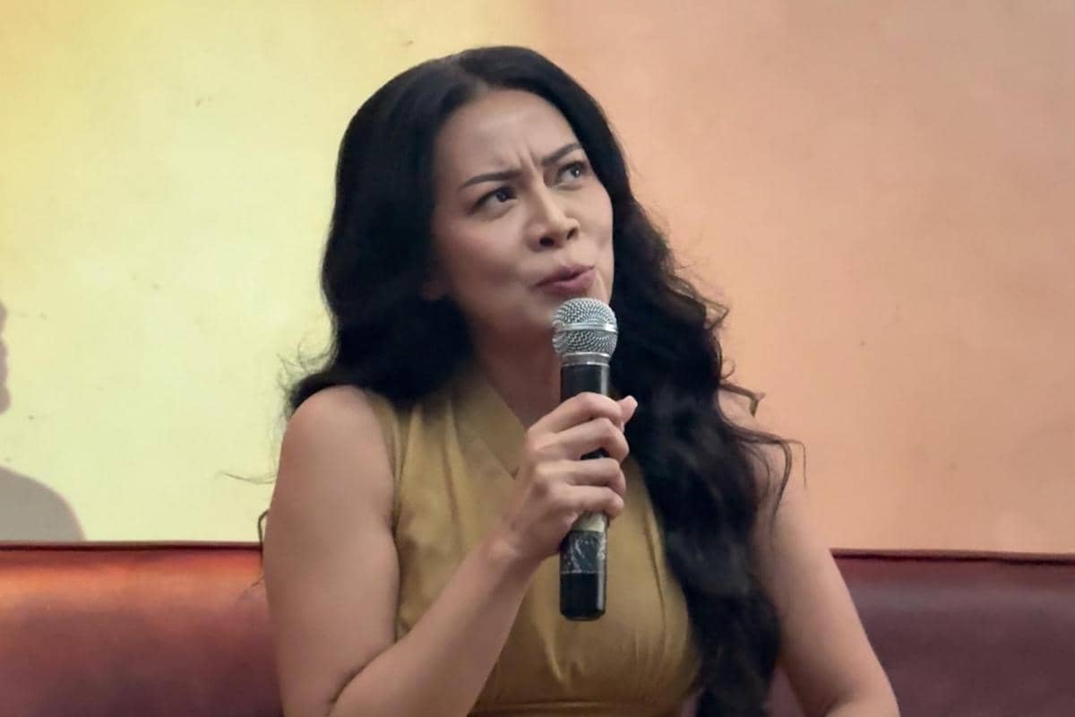 Dee Lestari dalam momen listening party album (Jangan) Jatuh Cinta pada Rabu (3/6/2026)