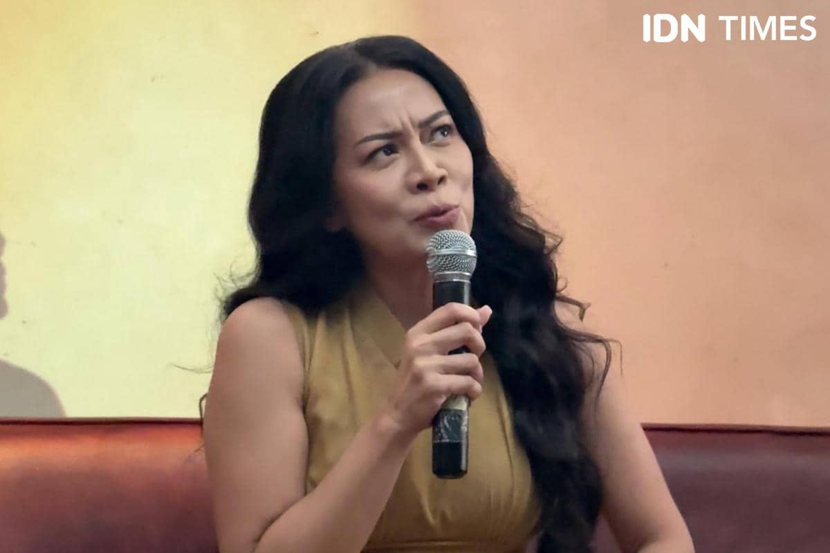 Dee Lestari dalam momen listening party album (Jangan) Jatuh Cinta pada Rabu (3/6/2026)