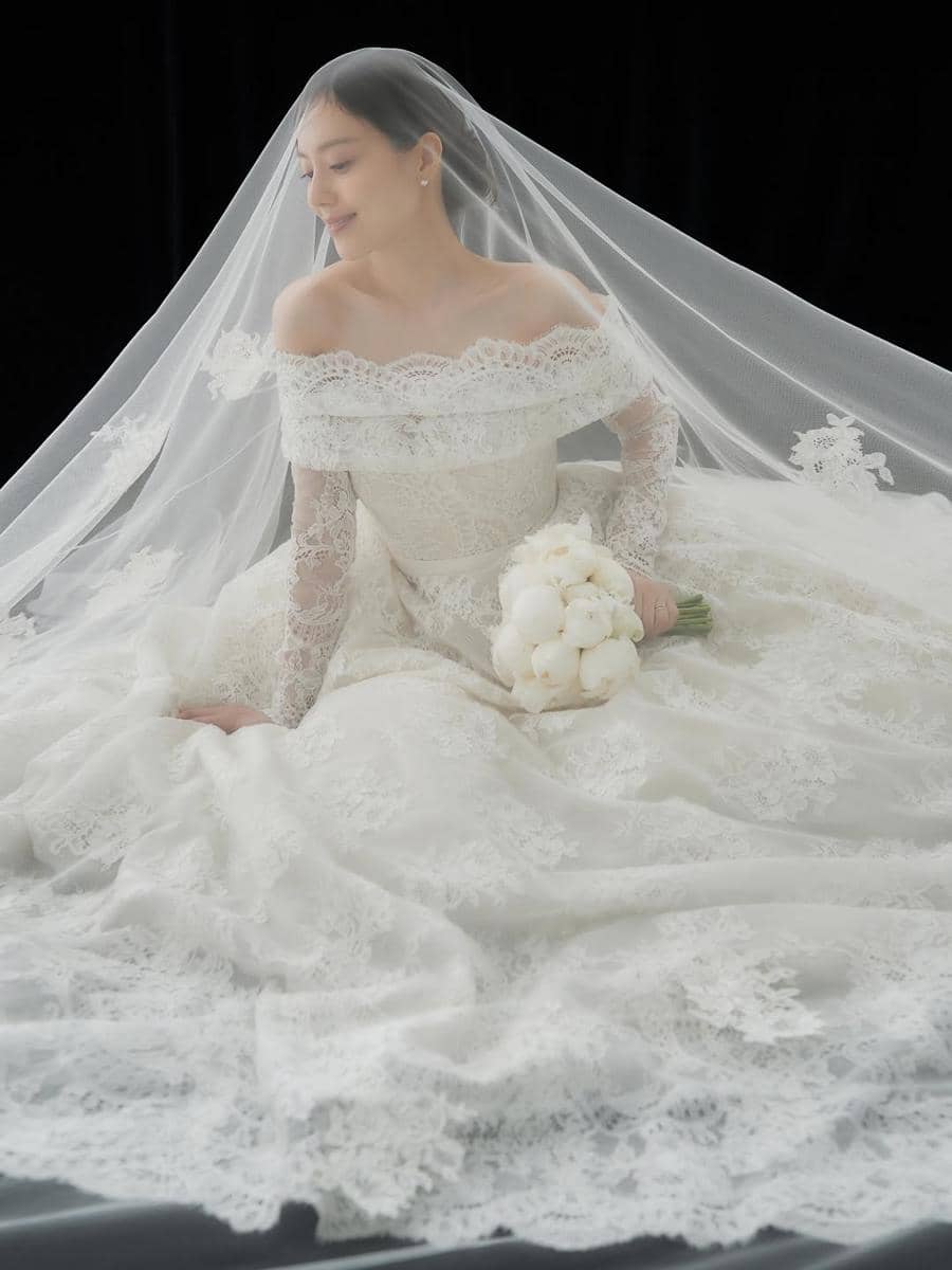 Ide Foto Pakai Gaun Pengantin ala Moon Chae Won (instagram.com/moonchaewon_official)