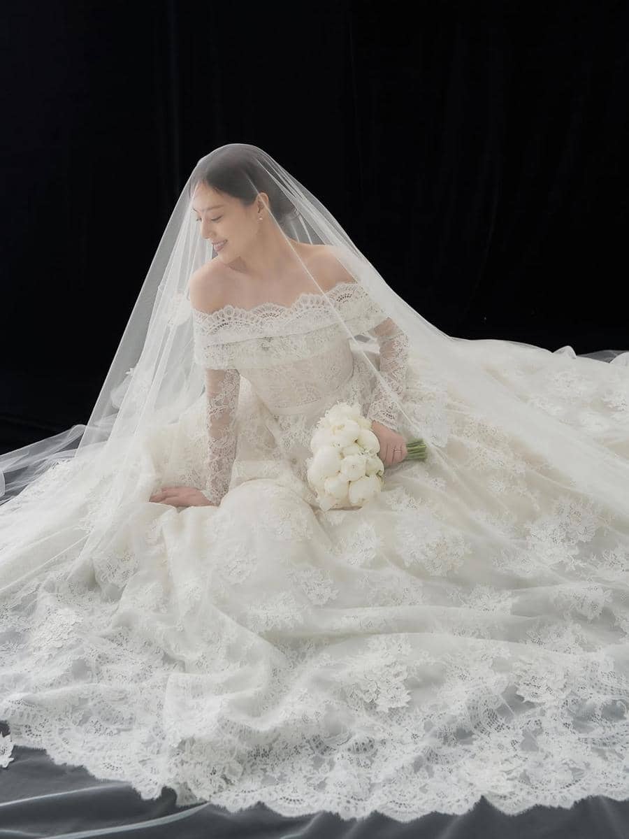 Ide Foto Pakai Gaun Pengantin ala Moon Chae Won (instagram.com/moonchaewon_official)