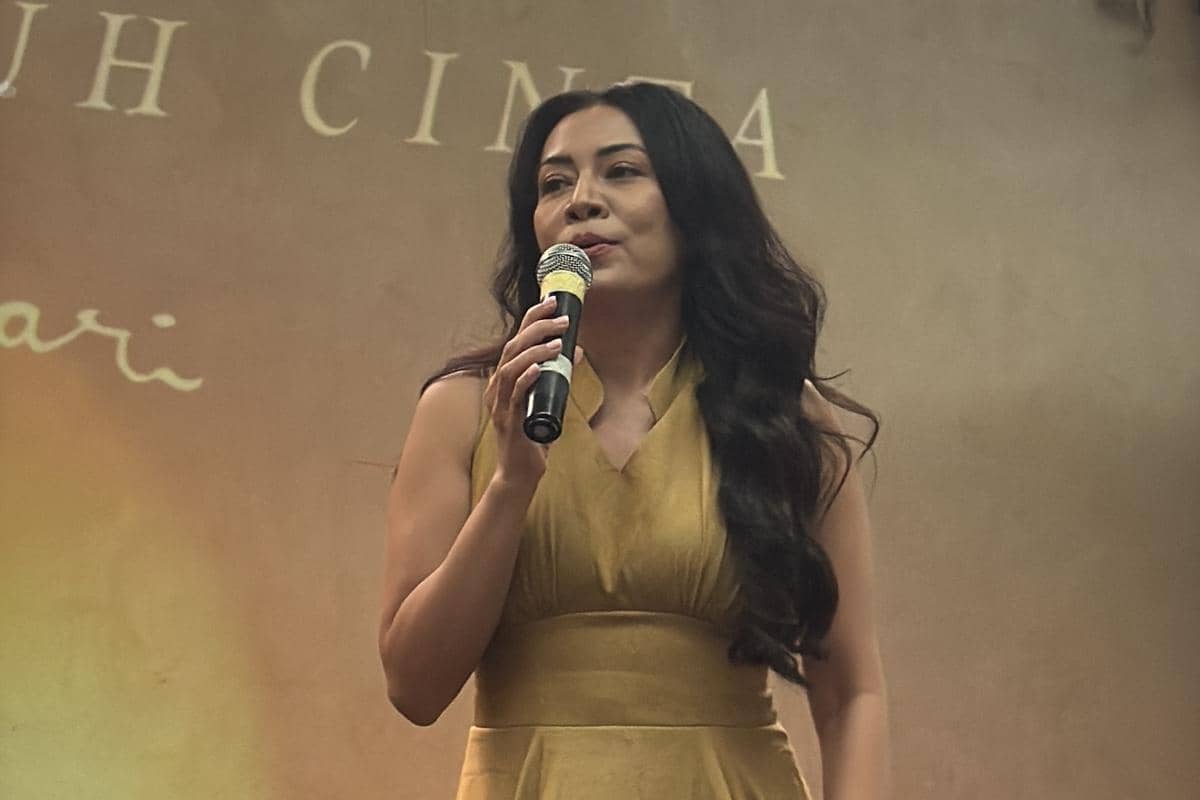 Dee Lestari dalam momen listening party album (Jangan) Jatuh Cinta pada Rabu (3/6/2026)