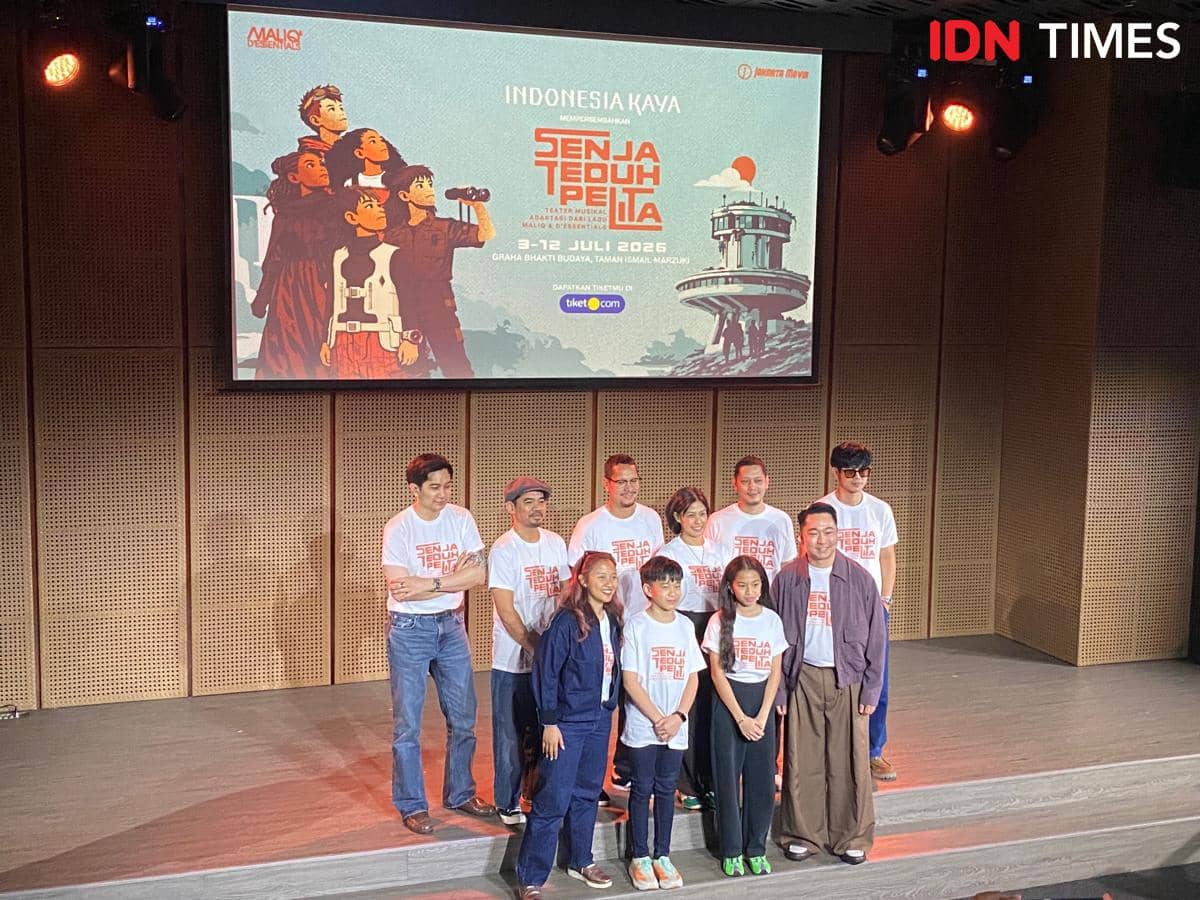 Para pemain dan tim produksi pertunjukan musikal Senja Teduh Pelita berpose bersama di atas panggung saat konferensi pers di Jakarta.