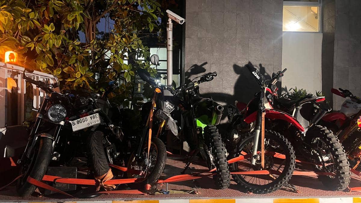 Bukti OTT KPK di Imigrasi: 7 Mobil, 15 Motor, Ratusan Gram Emas