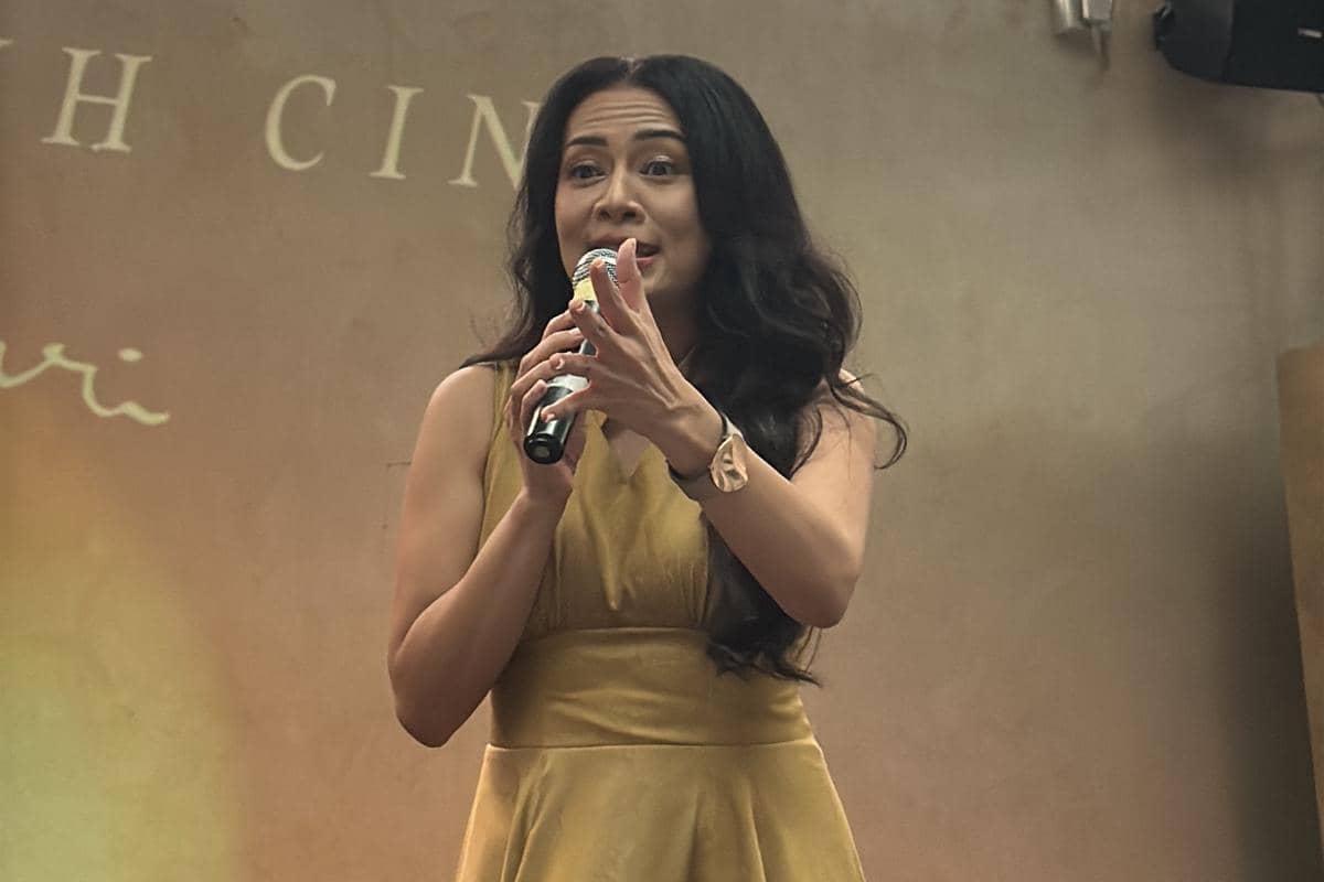 Dee Lestari dalam momen listening party album (Jangan) Jatuh Cinta pada Rabu (3/6/2026)