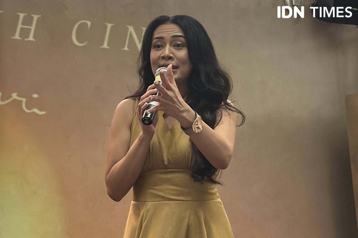 Dee Lestari dalam momen listening party album (Jangan) Jatuh Cinta pada Rabu (3/6/2026)