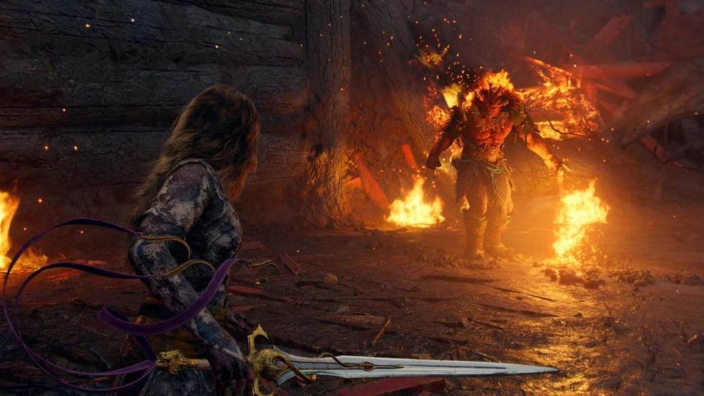 Karakter Laufey bersiap menghadapi makhluk api bernama Begtse di lingkungan penuh kobaran api dalam permainan God of War.