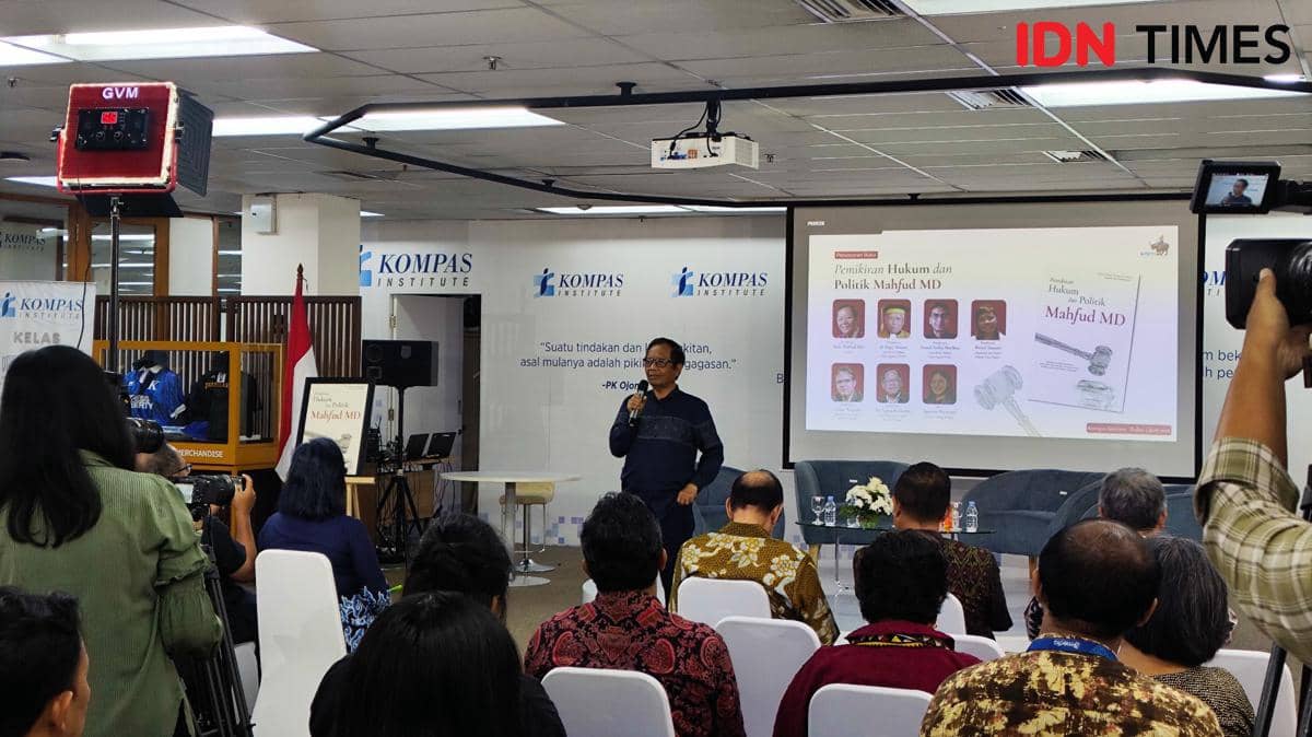 Mantan Menteri Koordinator Bidang Politik, Hukum, dan Keamanan, Mahfud MD menghadiri acara peluncuran buku yang berisi kumpulan tulisannya sejak tahun 2000-an awal (3/6/2026) (IDN Times/Yosafat Diva Bayu Wisesa) 