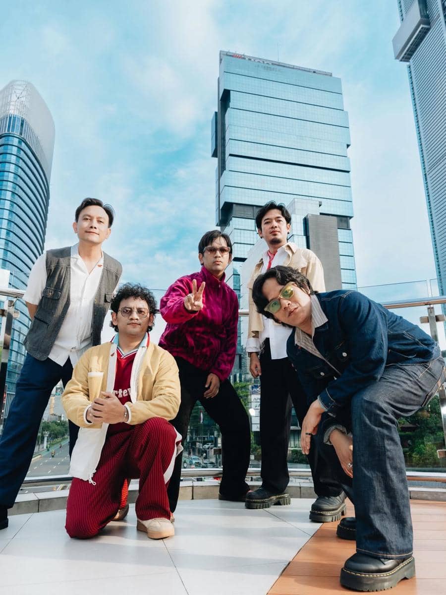 Lirik lagu On Our Own DMASIV
