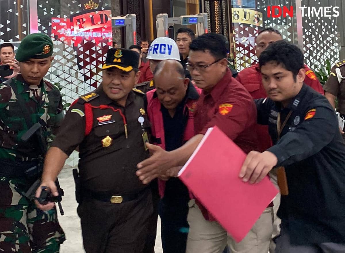 Dadan, Lodewyk dan Sony Keluar Gedung Bundar Pakai Rompi Tahanan