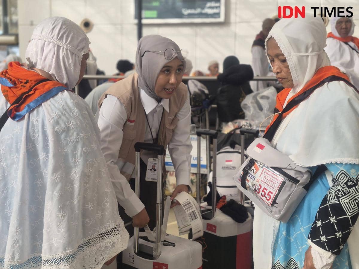 Petugas memeriksa barang bawaan jemaah haji di Bandara Internasional King Abdulaziz Jeddah untuk memastikan kepatuhan aturan bagasi.