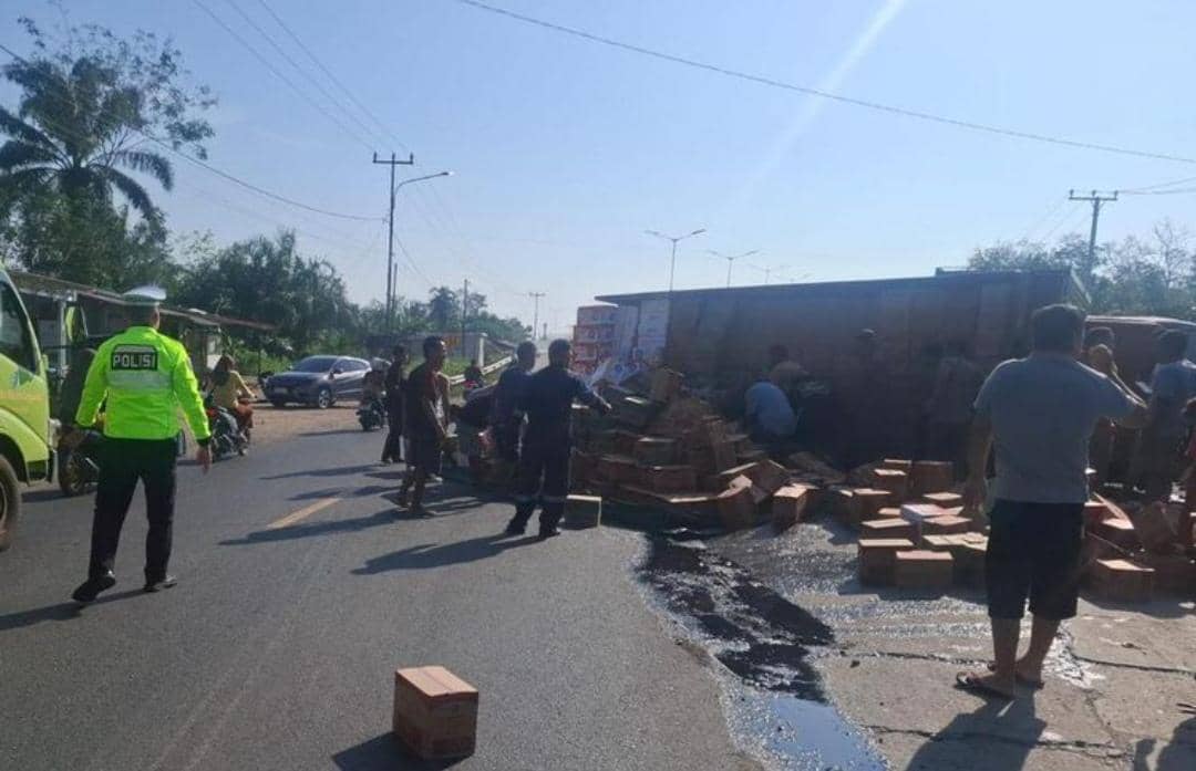 Truk Mi Terguling Tewaskan Pasutri di Muara Enim