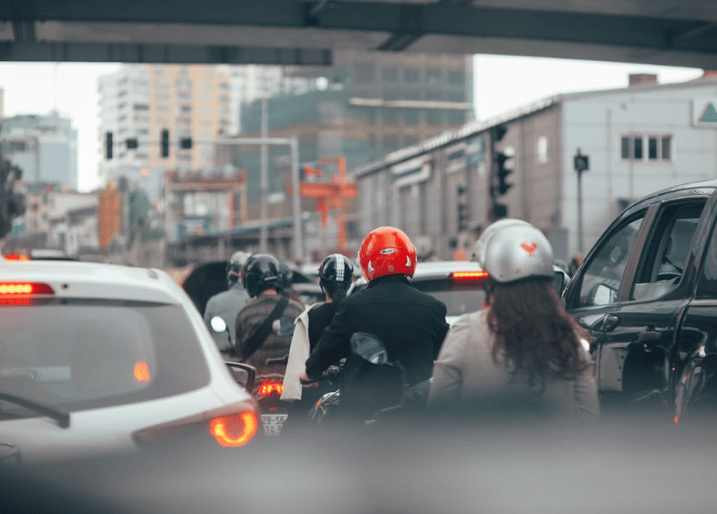 Mengapa Jalan yang Sama Terasa Lebih Jauh Saat Macet?