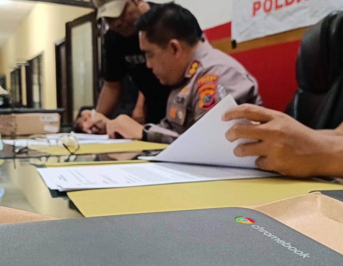 Petugas Polres Ende memeriksa berkas dan barang bukti di meja kerja saat rilis kasus yang ditangani Tim URC Polres Ende.
