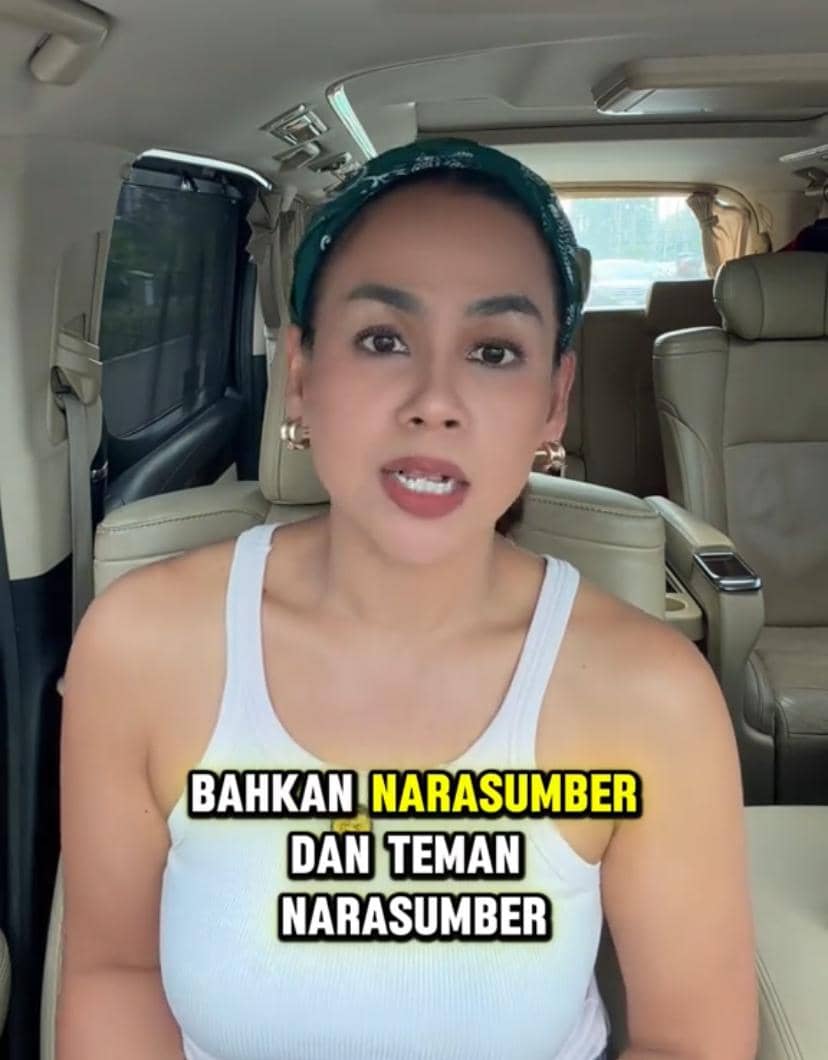 Seorang perempuan mengenakan tank top putih dan bandana hijau sedang berbicara di dalam mobil dengan teks di layar bertuliskan 'bahkan narasumber dan teman narasumber'.