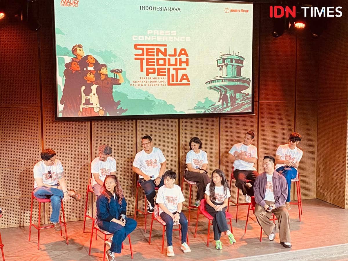 Para pemain dan tim kreatif pertunjukan musikal Senja Teduh Pelita duduk di atas panggung saat konferensi pers dengan latar poster acara.