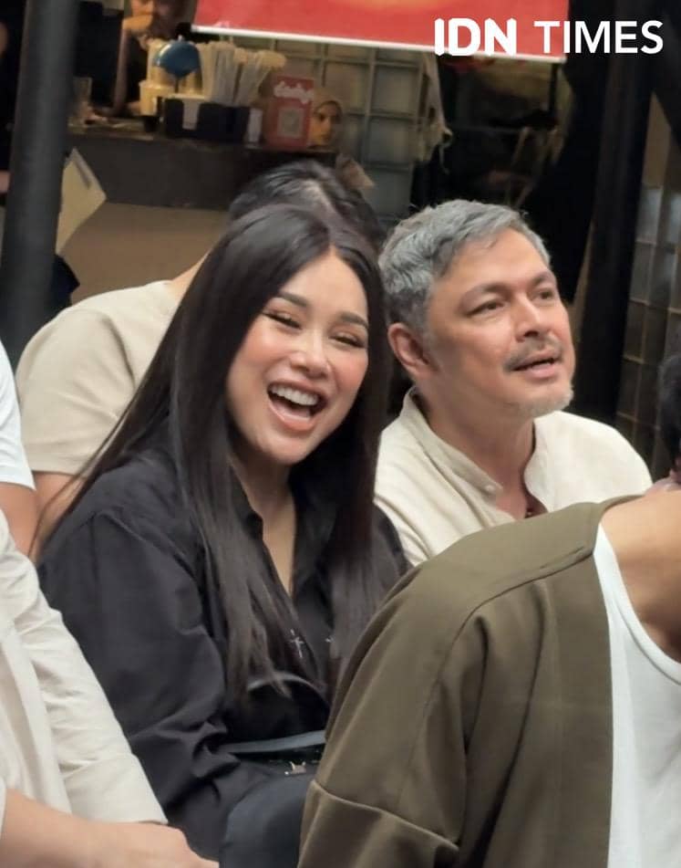 potret artis di listening party album baru Dee Lestari 