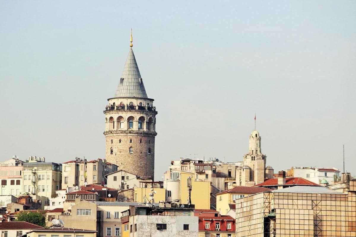 Bangsa Genoa membangun Menara Galata sebagai bagian dari kawasan yang mereka kuasai di tepi Konstantinopel.