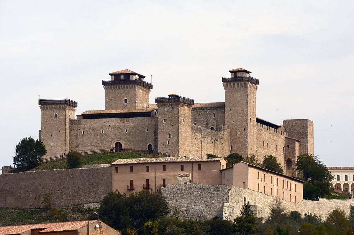 Rocca Albornoziana, Kota Spoleto, Italia 