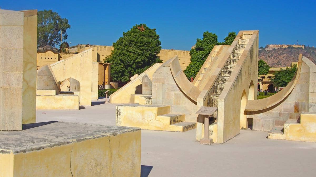 Bentuk geometris Jantar Mantar membuatnya tampak modern.