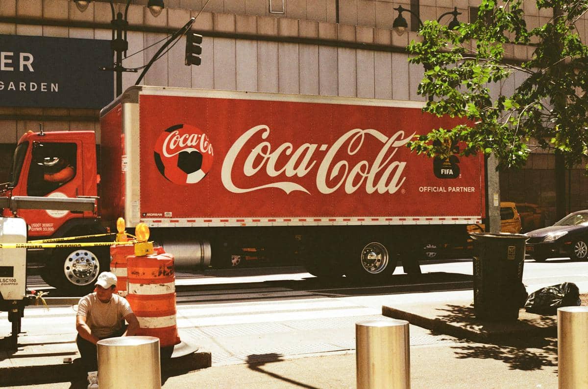 ilustrasi Coca-Cola sebagai sponsor resmi Piala Dunia 2026