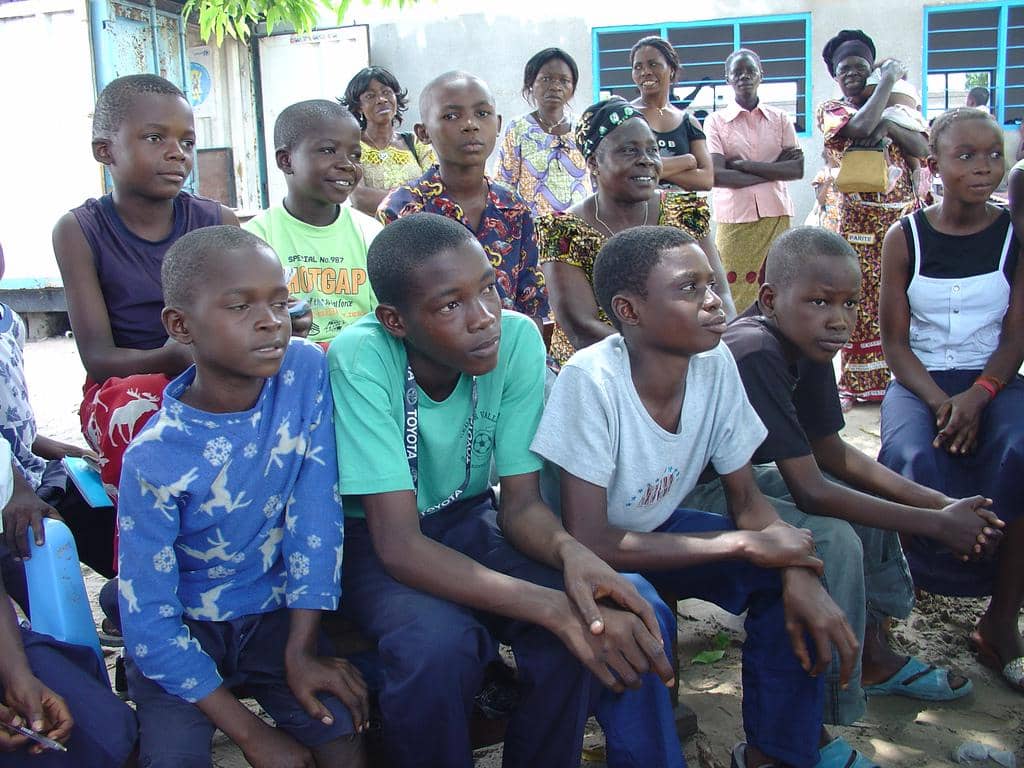 anak-anak dan perempuan di Kinshaha, Kongo