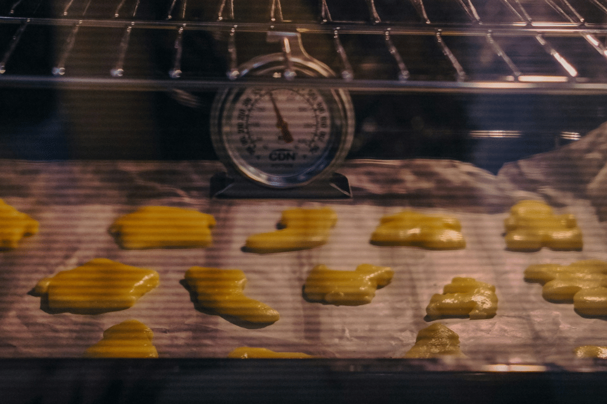 ilustrasi membuat glazed lemon cookie