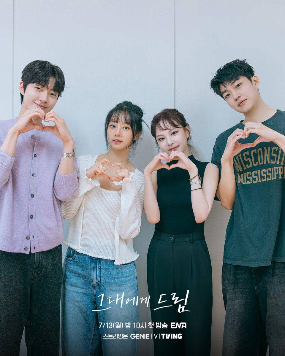 Empat pemeran drama Korea Dream to You berdiri berjejer sambil membentuk simbol hati dengan tangan di depan latar polos.